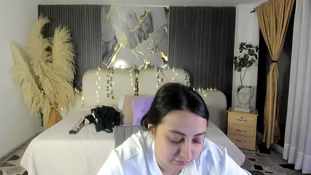 SarahCastro1  online show from 04/18/26, 03:53