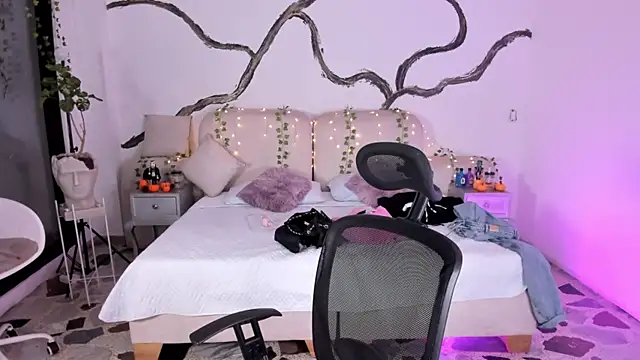 SarahCastro1  online show from 10/24/25, 05:28