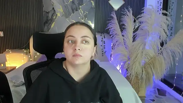 SarahCastro1  online show from 02/16/26, 04:00