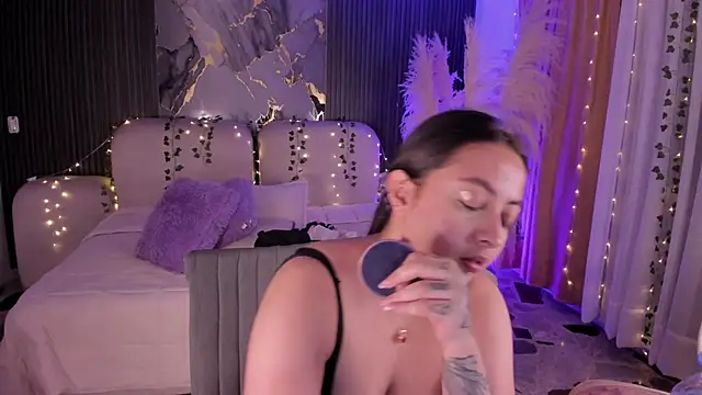 SarahCastro1  online show from 03/28/26, 04:35