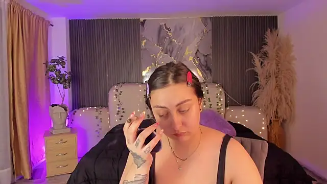 SarahCastro1  online show from 04/21/26, 04:30