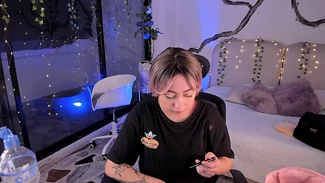 SarahCastro1  online show from 11/09/25, 04:38