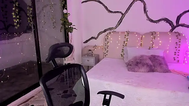 SarahCastro1  online show from 11/13/25, 04:38