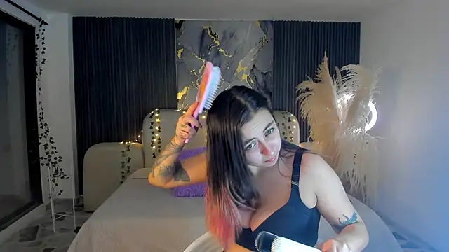 SarahCastro1  online show from 12/23/25, 04:23