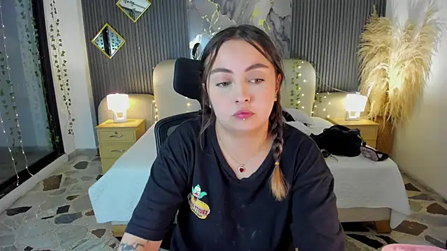 SarahCastro1  online show from 02/17/26, 04:21