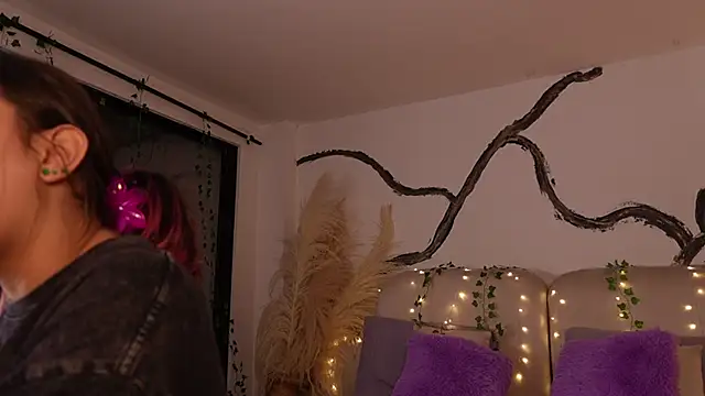 SarahCastro1  online show from 12/15/25, 03:34