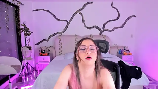 SarahCastro1  online show from 10/25/25, 05:17