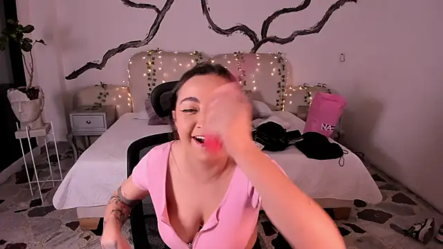 SarahCastro1  online show from 09/17/25, 04:47
