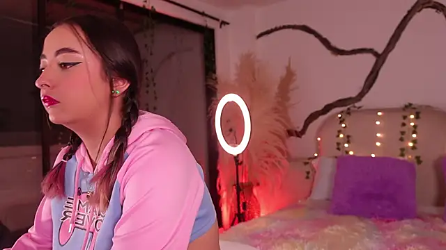 SarahCastro1  online show from 12/17/25, 05:12