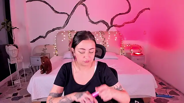 SarahCastro1  online show from 09/18/25, 04:26