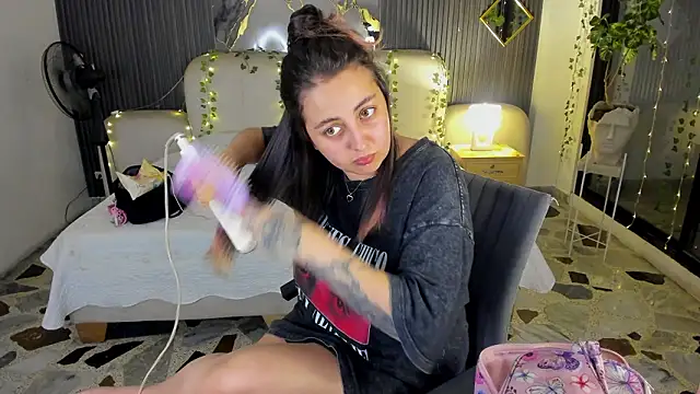 SarahCastro1  online show from 03/05/26, 04:09