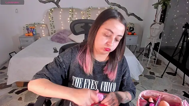 SarahCastro1  online show from 10/28/25, 04:24