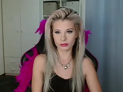 Snapshot of KristineGlow chatting on 10/21/25, 06:13 KristineGlow online show from 10/21/25, 06:13