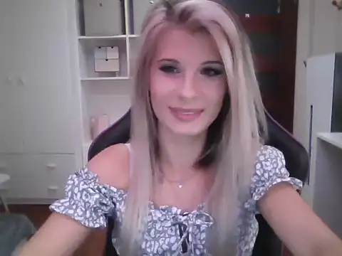 Snapshot of KristineGlow chatting on 10/02/25, 02:20 KristineGlow online show from 10/02/25, 02:20
