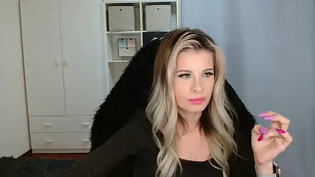 Snapshot of KristineGlow chatting on 11/11/25, 07:08 KristineGlow online show from 11/11/25, 07:08