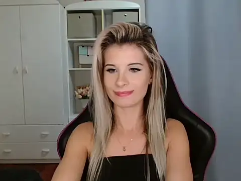 Snapshot of KristineGlow chatting on 11/25/25, 07:25 KristineGlow online show from 11/25/25, 07:25