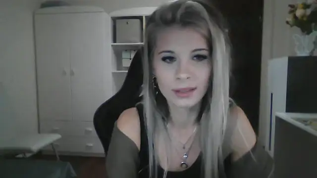 Snapshot of KristineGlow chatting on 09/30/25, 02:01 KristineGlow online show from 09/30/25, 02:01
