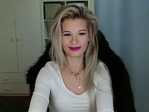 Snapshot of KristineGlow chatting on 11/06/25, 07:23 KristineGlow online show from 11/06/25, 07:23