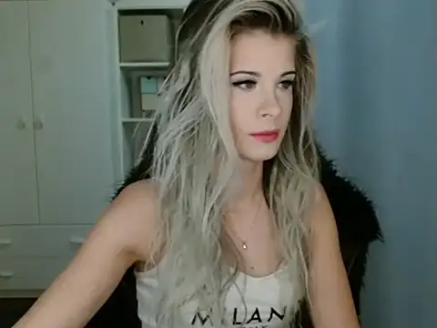 Snapshot of KristineGlow chatting on 12/01/25, 08:04 KristineGlow online show from 12/01/25, 08:04