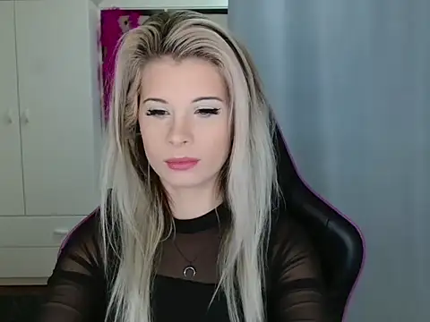 Snapshot of KristineGlow chatting on 10/30/25, 07:17 KristineGlow online show from 10/30/25, 07:17