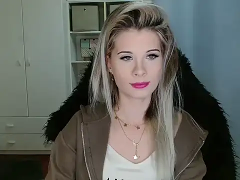 Snapshot of KristineGlow chatting on 11/05/25, 07:11 KristineGlow online show from 11/05/25, 07:11