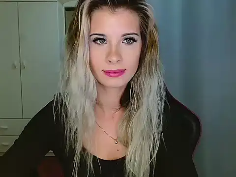 Snapshot of KristineGlow chatting on 12/15/25, 07:20 KristineGlow online show from 12/15/25, 07:20