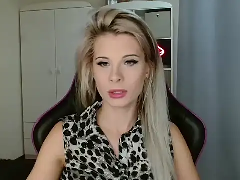 Snapshot of KristineGlow chatting on 10/24/25, 06:12 KristineGlow online show from 10/24/25, 06:12