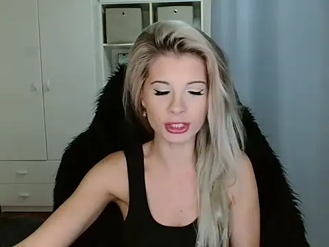 Snapshot of KristineGlow chatting on 11/10/25, 08:19 KristineGlow online show from 11/10/25, 08:19