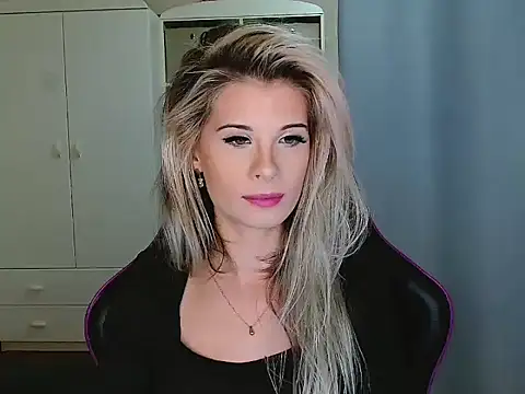 Snapshot of KristineGlow chatting on 11/27/25, 07:42 KristineGlow online show from 11/27/25, 07:42