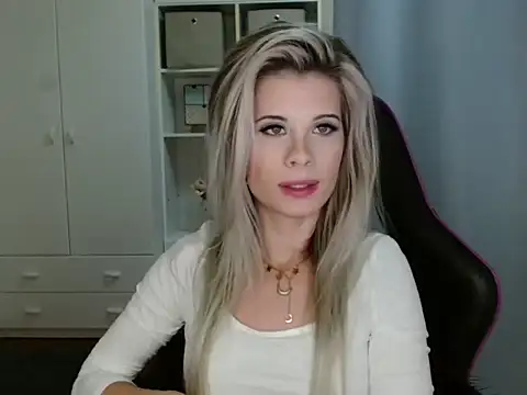 Snapshot of KristineGlow chatting on 11/06/25, 07:29 KristineGlow online show from 11/06/25, 07:29