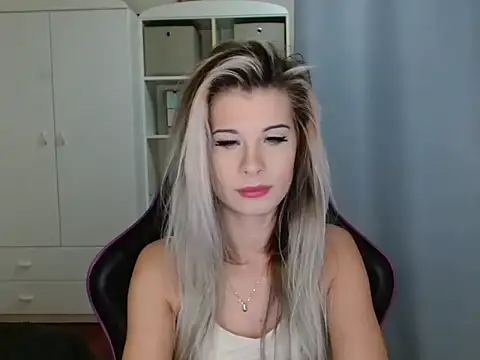 Snapshot of KristineGlow chatting on 11/30/25, 08:15 KristineGlow online show from 11/30/25, 08:15