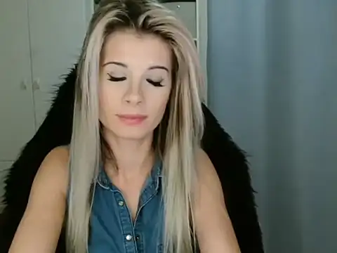 Snapshot of KristineGlow chatting on 11/18/25, 07:28 KristineGlow online show from 11/18/25, 07:28