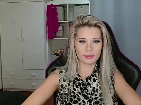 Snapshot of KristineGlow chatting on 10/24/25, 06:18 KristineGlow online show from 10/24/25, 06:18