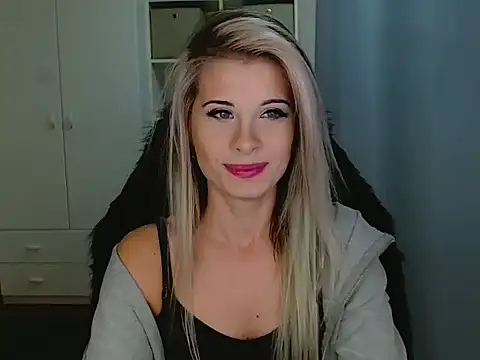 Snapshot of KristineGlow chatting on 11/17/25, 03:16 KristineGlow online show from 11/17/25, 03:16