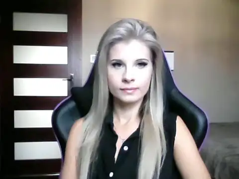 Snapshot of KristineGlow chatting on 09/17/25, 06:15 KristineGlow online show from 09/17/25, 06:15