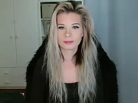 Snapshot of KristineGlow chatting on 11/11/25, 07:03 KristineGlow online show from 11/11/25, 07:03