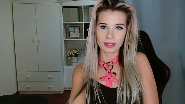 Snapshot of KristineGlow chatting on 11/28/25, 07:25 KristineGlow online show from 11/28/25, 07:25