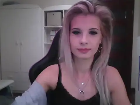 Snapshot of KristineGlow chatting on 10/01/25, 02:21 KristineGlow online show from 10/01/25, 02:21