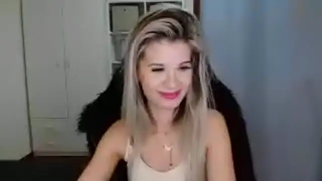 Snapshot of KristineGlow chatting on 11/05/25, 07:17 KristineGlow online show from 11/05/25, 07:17