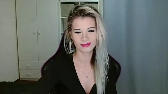 Snapshot of KristineGlow chatting on 12/03/25, 07:30 KristineGlow online show from 12/03/25, 07:30