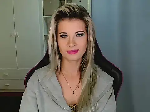 Snapshot of KristineGlow chatting on 12/18/25, 07:13 KristineGlow online show from 12/18/25, 07:13