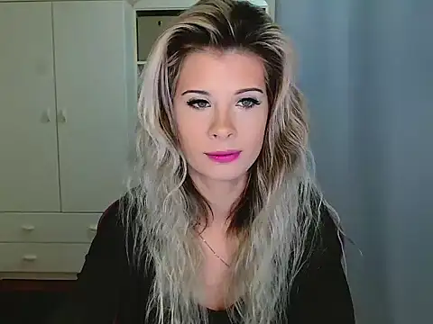 Snapshot of KristineGlow chatting on 12/15/25, 07:14 KristineGlow online show from 12/15/25, 07:14