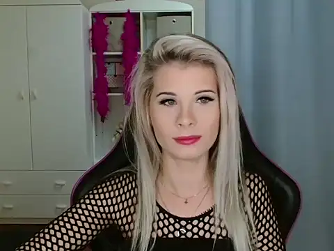 Snapshot of KristineGlow chatting on 10/31/25, 07:38 KristineGlow online show from 10/31/25, 07:38