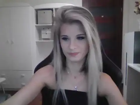 Snapshot of KristineGlow chatting on 10/04/25, 03:13 KristineGlow online show from 10/04/25, 03:13