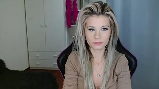 Snapshot of KristineGlow chatting on 10/29/25, 03:11 KristineGlow online show from 10/29/25, 03:11