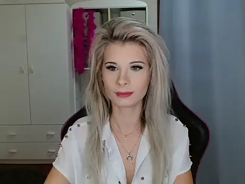 Snapshot of KristineGlow chatting on 10/27/25, 08:48 KristineGlow online show from 10/27/25, 08:48