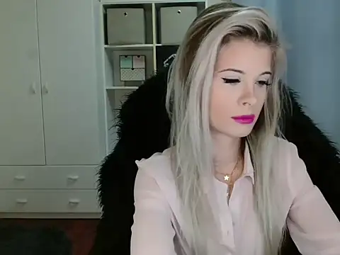 Snapshot of KristineGlow chatting on 11/07/25, 07:35 KristineGlow online show from 11/07/25, 07:35