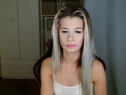 Snapshot of KristineGlow chatting on 12/04/25, 04:50 KristineGlow online show from 12/04/25, 04:50