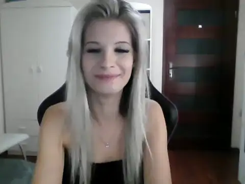 Snapshot of KristineGlow chatting on 09/24/25, 08:15 KristineGlow online show from 09/24/25, 08:15