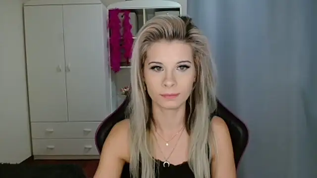 Snapshot of KristineGlow chatting on 10/28/25, 03:55 KristineGlow online show from 10/28/25, 03:55